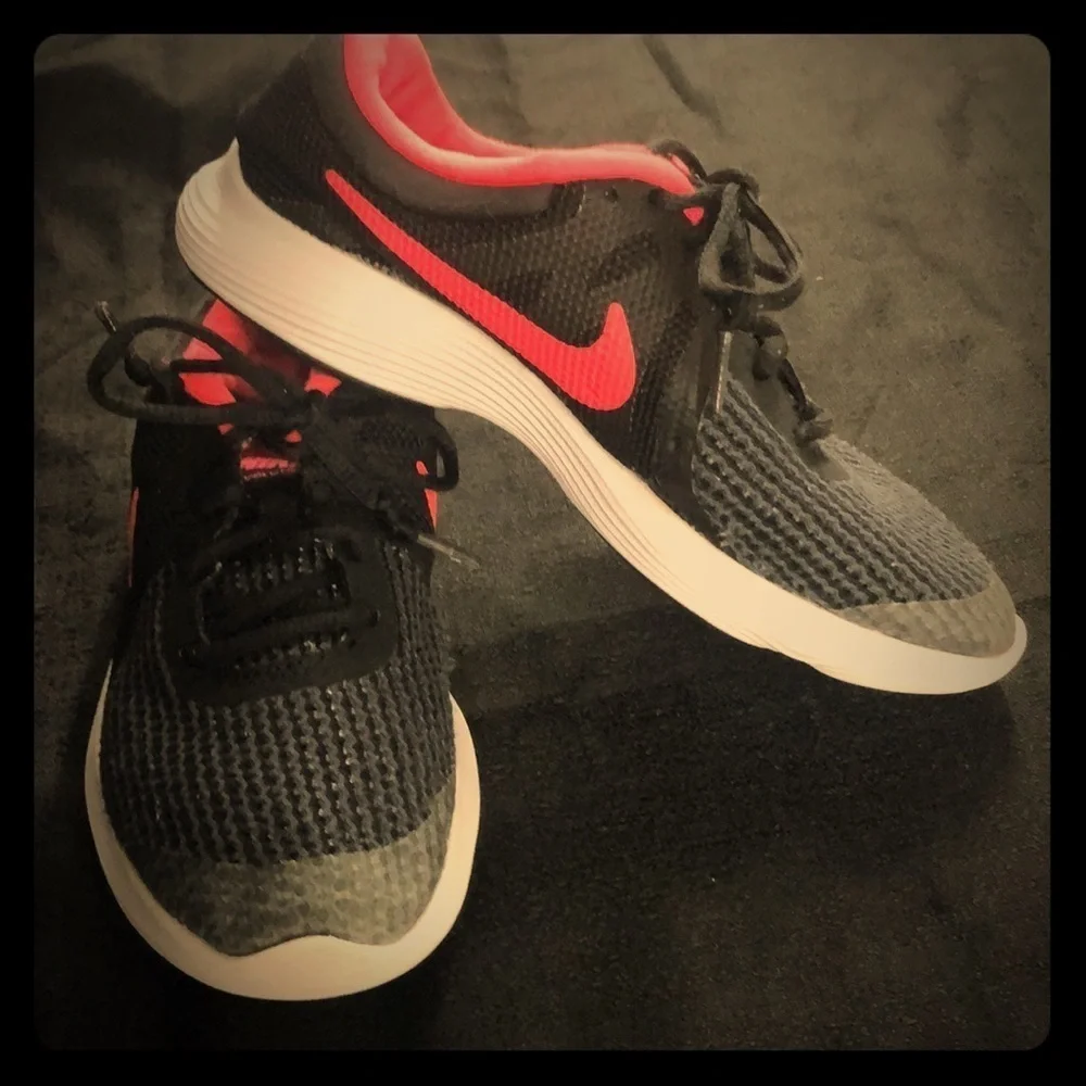NIKE Revolution 4 running shoes